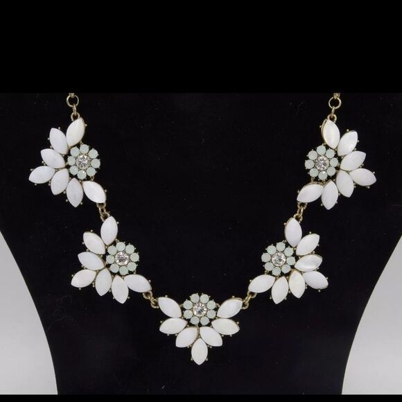 Beautiful Gold Tone Rhinestone Flower Statement Necklace NWT 18" - Picture 4 of 4